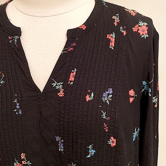 2/$30 Old Navy Black Red Floral Pin-tucked Long Sleeve Peasant Swing Blouse SZ L - Picture 4 of 10
